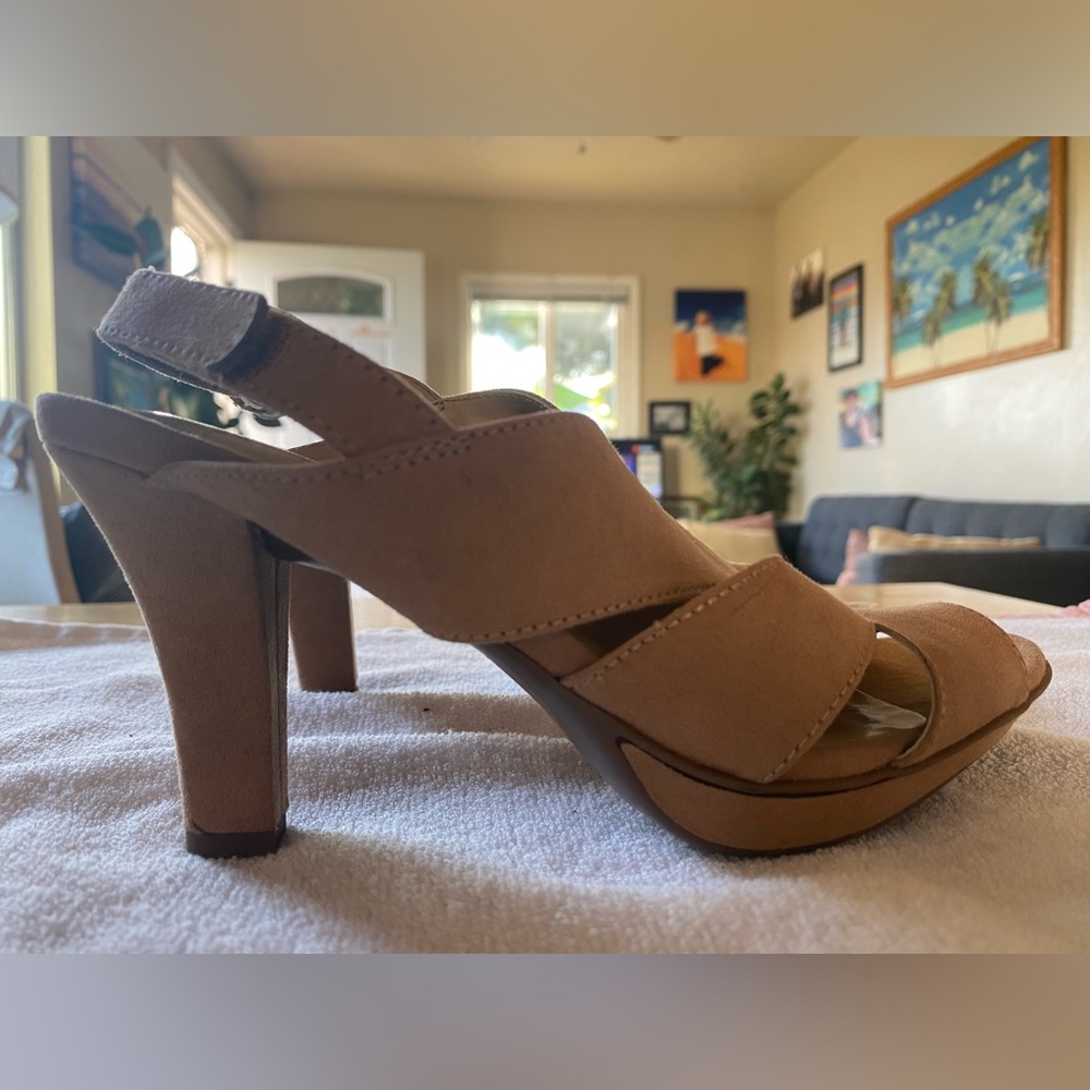 Naturalizer 3 inch heeled sandals. “Devin” tan/beige platform (narrow width).